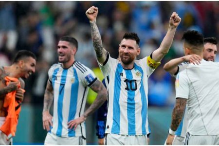 ഫ്രാൻസിന്റെ രണ്ടു ഗോളുകളിൽ തകർന്നടിഞ്ഞു പോയ അർജന്റീന താരങ്ങളെ ഉയർത്തെഴുന്നേൽപ്പിച്ചത് മെസിയുടെ വാക്കുകൾ, ഡി പോൾ വെളിപ്പെടുത്തുന്നു | Lionel Messi